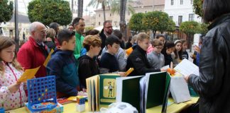 La ONCE muestra material tiflotécnico y de baja visión en la Plaza de España de Mérida