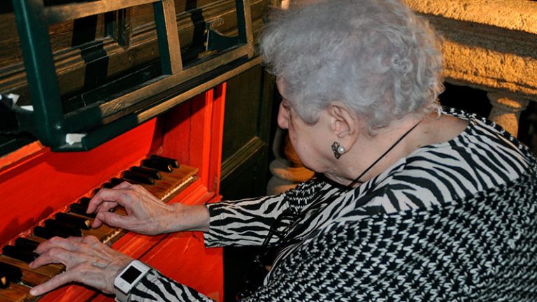 Montserrat Torrent ofrece un concierto con el órgano de Garrovillas de Alconétar el día que cumplía 96 años
