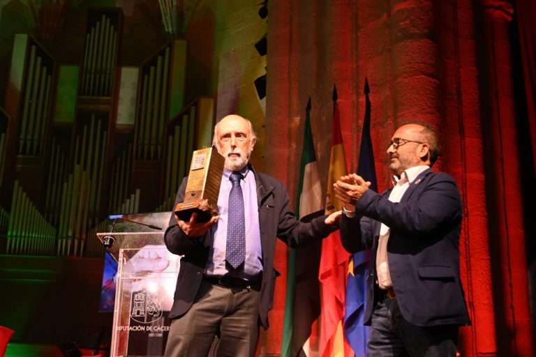Francisco Etxeberria recibe el Premio Conchita Viera 2024