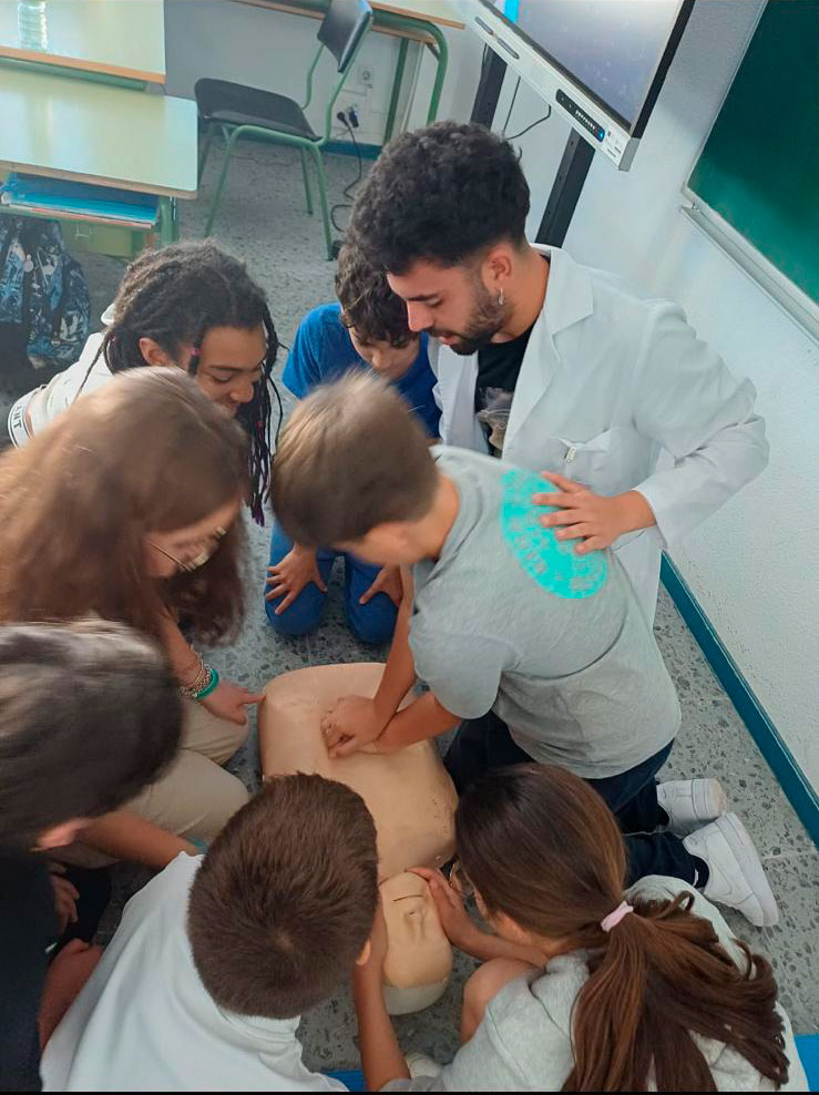 Estudiantes de Enfermería desarrollan el proyecto sobre primeros auxilios 'Solo con tus manos'