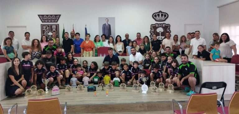El Ayuntamiento de Ribera del Fresno recibe a la Escuela Ciclista ‘La Cañada’