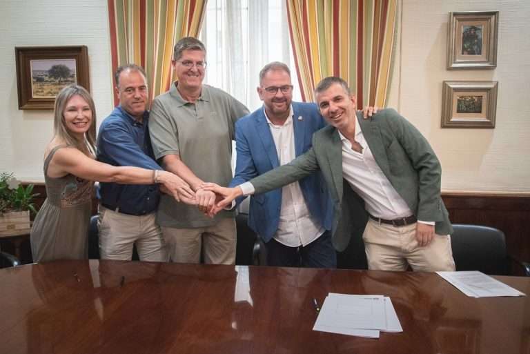 El Ayuntamiento de Mérida firma un convenio con el CP Bosco para recuperar el baloncesto profesional en la ciudad