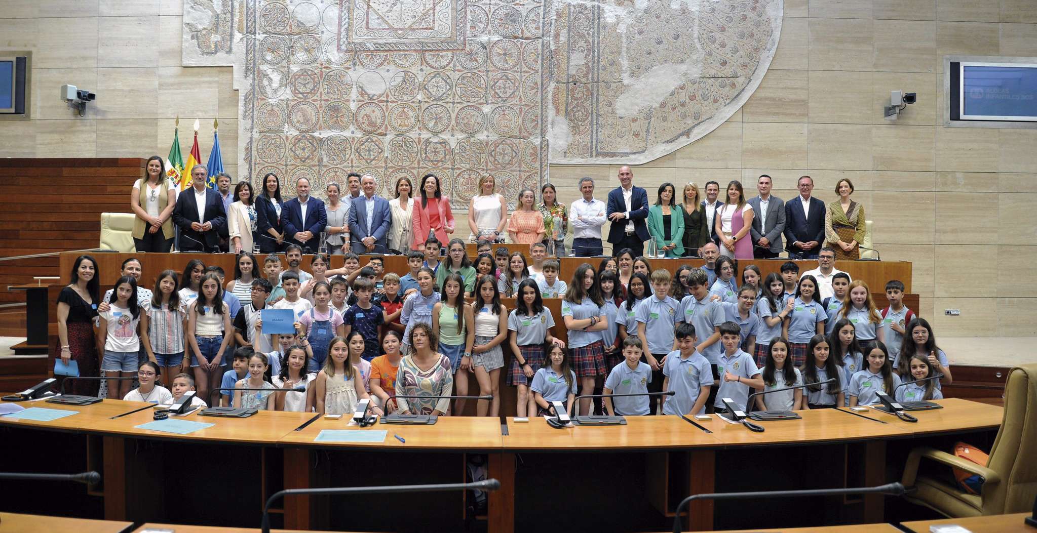 La Asamblea de Extremadura acoge el acto de Aldeas Infantiles SOS ‘Diputados por un día’